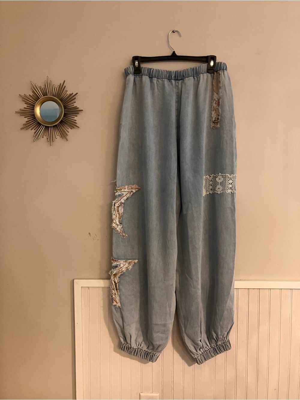POL Light Wash Denim Boyfriend Jogger with Star Patches NWOT - Picture 3 of 8